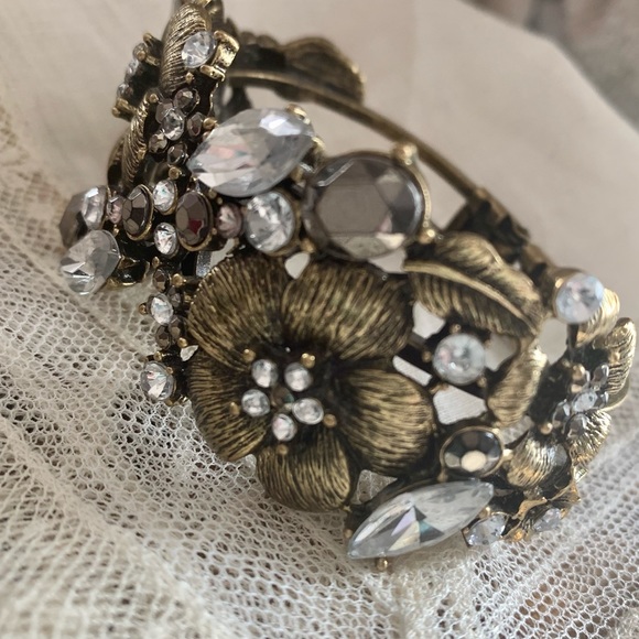 Elegant Antiqued Gold & Rhinestone Floral Clasp Bracelet Women’s Jewelry - Picture 4 of 11